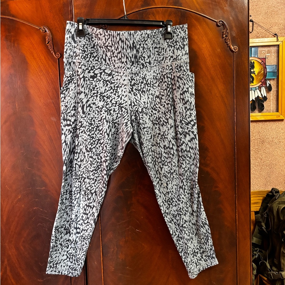 Athleta | Salutation stash pocket